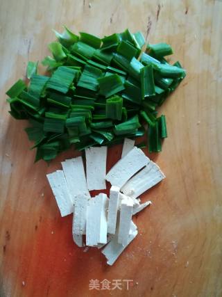Stir-fried Tofu with Green Garlic recipe