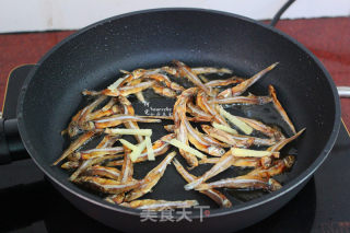 Stir-fried Dried River Fish with Leeks recipe