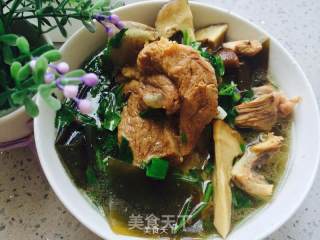 Seaweed and Mushroom Stewed Big Bone Soup recipe