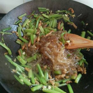 Celery Stir-fried Noodles recipe