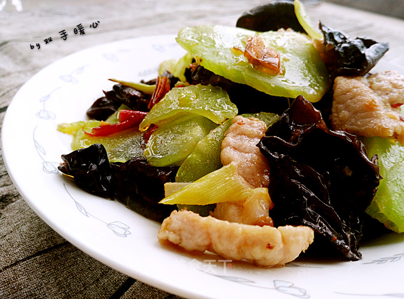 #trust之美# Stir-fried Sliced Pork with Fungus and Lettuce with Pickled Pepper recipe