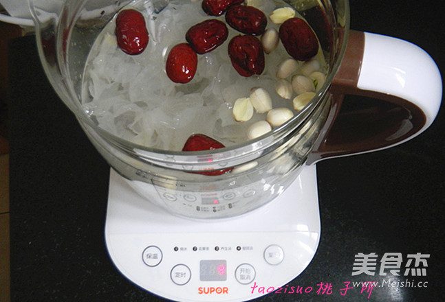 Lotus Seed and Tremella Soup recipe