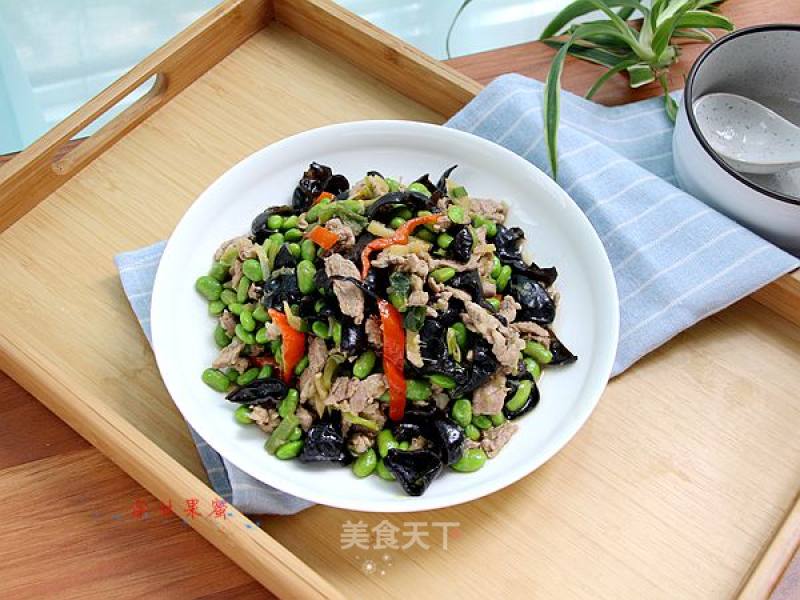 Stir-fried Shredded Pork with Edamame and Fungus recipe