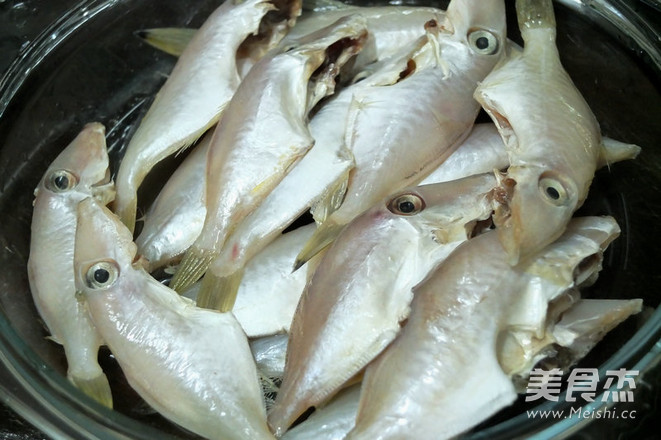 Baked Grilled Fish with Pickled Peppers and Basil recipe