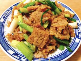 Stir-fried Stew with Garlic Sprouts recipe