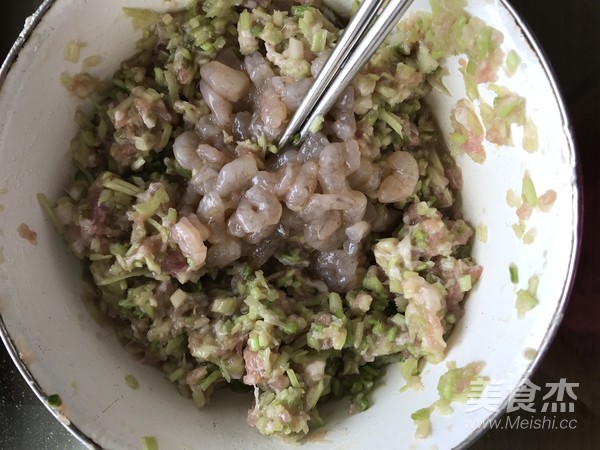 The Quick Noodles Made in Summer--celery and Shrimp Meat Buns recipe