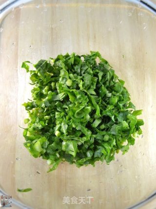 Griddle with Minced Pork and White Radish Leaves recipe