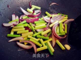 Stir-fried Chicken Hearts with Onion Garlic Moss recipe