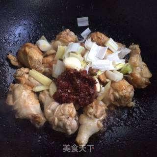 Stewed Mushrooms with Chicken Wings and Roots recipe