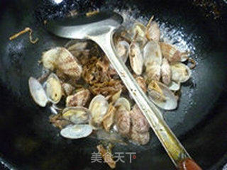 Stir-fried Clams with Bamboo Shoots and Dried Vegetables recipe