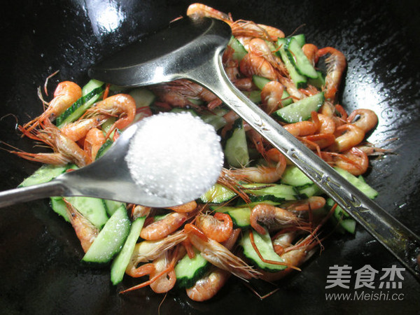 Stir-fried River Prawns with Cucumber recipe