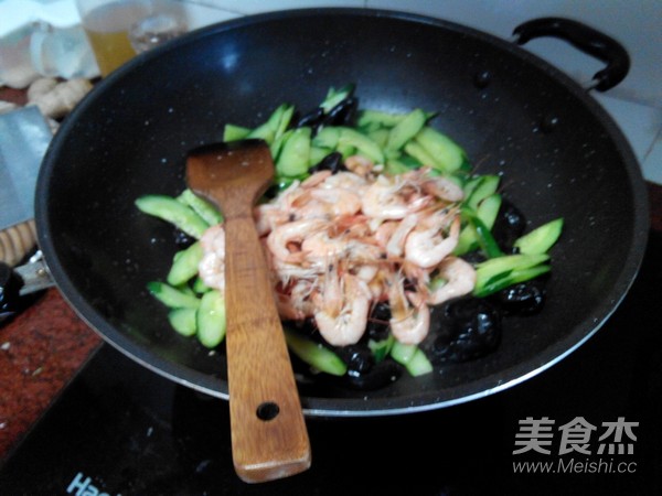 Fried Shrimp with Cucumber Fungus recipe