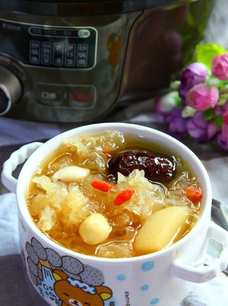 White Fungus, Red Dates and Autumn Pear Soup recipe