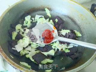 Stir-fried Black Rice Cake with Cabbage recipe