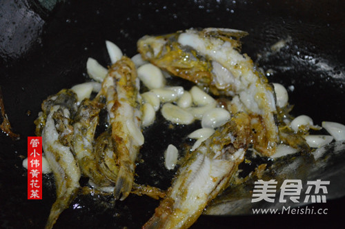 Yellow Spine Fish Boiled Day Lily Soup recipe