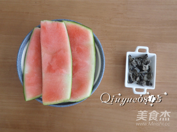 Watermelon Peel Mixed with Fungus recipe