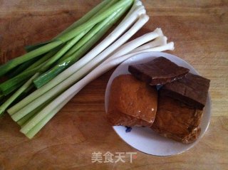 Stir-fried Garlic Sprouts with Dried Tofu recipe