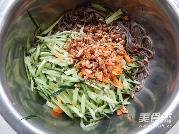 Soba Noodles with Cucumber and Egg Crust recipe