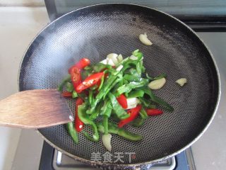 Stir-fried Pork Ears with Green Peppers recipe