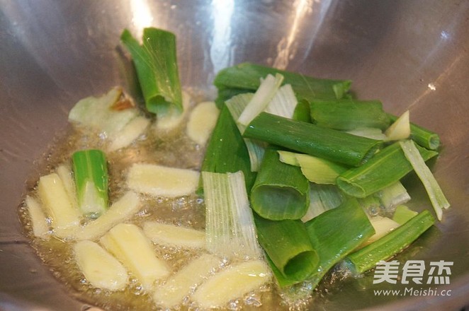 Fried Yangcheng Lake Hairy Crabs with Green Onion and Ginger recipe