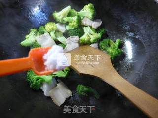 Stir-fried Broccoli with Salt and Pork recipe