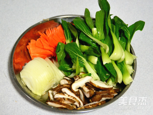 Stir-fried Rice Noodles with Mixed Vegetables, A Fusion of Southern Ingredients and Northern Cooking recipe