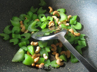 Stir-fried Celery with Crispy Cashew Nuts recipe