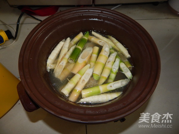 Bamboo Shoot Tip Stewed Big Bone Soup recipe