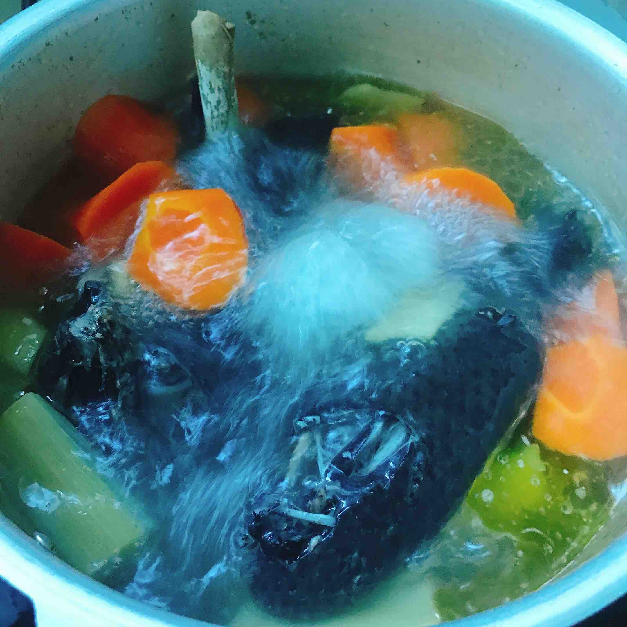 Carrot Stewed Black-bone Chicken Soup recipe