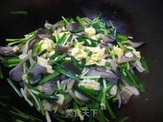Scrambled Eggs with Mushrooms and Chives recipe