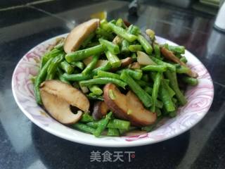 Stir-fried Long Beans with Mushrooms recipe