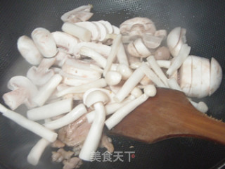 A Dish that Was Robbed by The Clappers---fried Double Mushrooms with Yellow Sprouts and Vegetables recipe