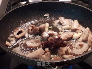 Stir-fried Pork Intestines with Green Garlic recipe