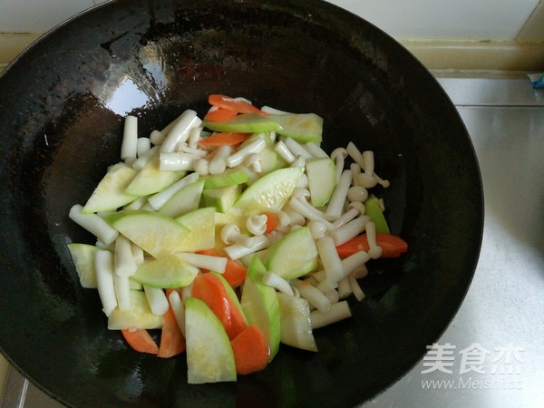 Stew with Horned Melon, Seafood and Mushroom recipe