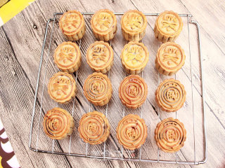 Classic Cantonese Bean Paste Mooncake recipe