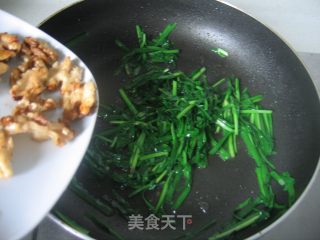Stir-fried Chives with Walnuts recipe