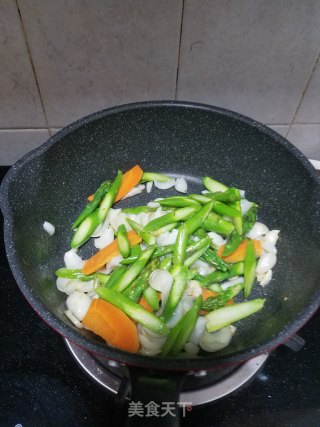 Stir-fried Asparagus with Fresh Lily recipe