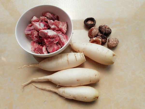 Stewed Pork Ribs Soup with Mushroom and Radish recipe