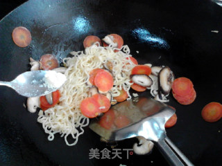 Fried Instant Noodles with Mushrooms and Carrots recipe