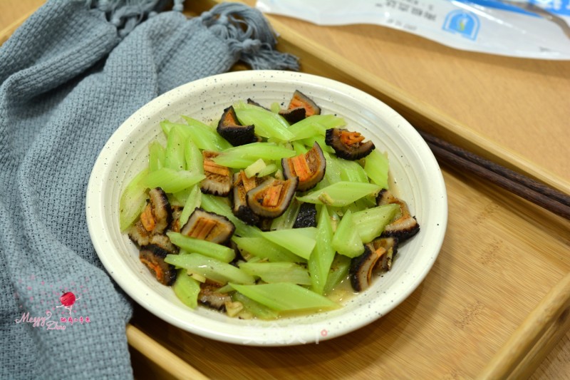 Stir-fried Celery with Red Ginseng recipe