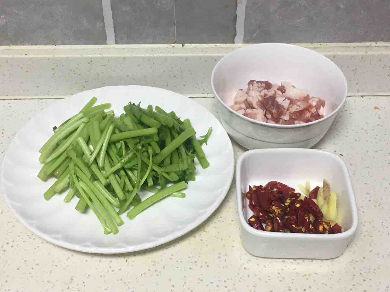 Fried Pork with Chrysanthemum Stalks recipe