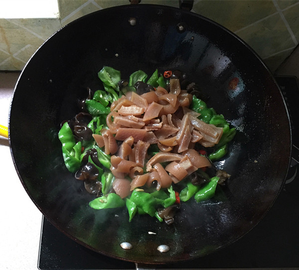 Stir-fried Braised Pork Skin with Green Peppers recipe