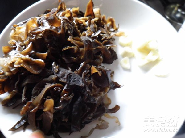 Pickled Pepper Fungus Shredded Pork recipe