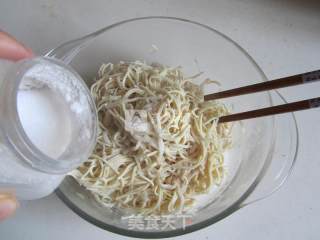 Bitter Chrysanthemum Enoki Mushroom Mixed with Dried Shreds recipe