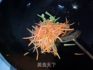 Stir-fried Shredded Pork with Cilantro and Carrots recipe