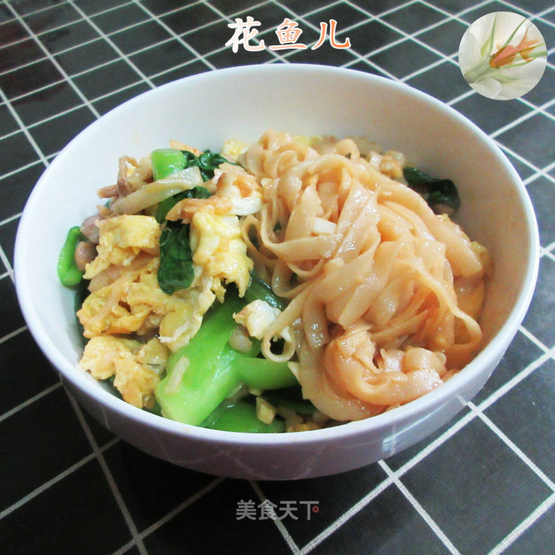 Stir-fried Hor Fun with Vegetable Core and Shredded Pork and Egg recipe