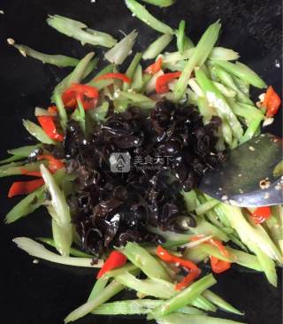 Stir-fried Pork with Celery and Fungus recipe