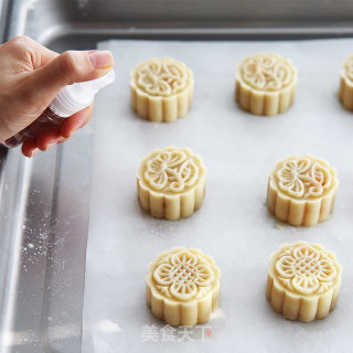 Traditional Mid-autumn Festival-mooncakes with Egg Yolk and Lotus Paste recipe