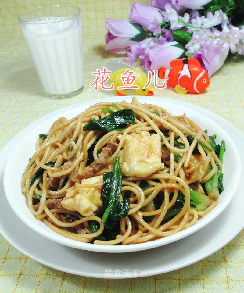 Fried Noodles with Pork, Egg and Spinach recipe