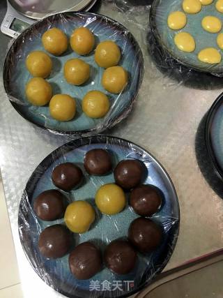 Cantonese-style Lotus Paste and Egg Yolk Mooncakes recipe